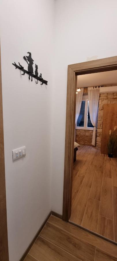 Apartman Kolura Vis Luaran gambar