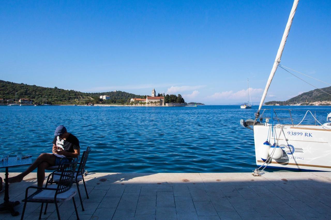 Apartman Kolura Vis Luaran gambar